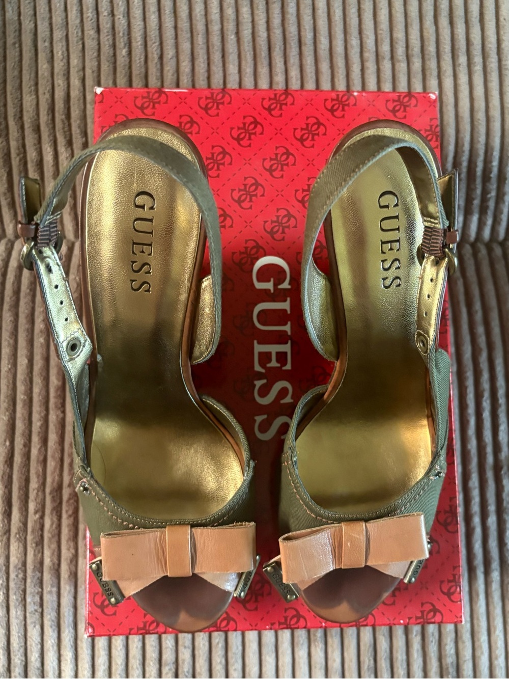 GUESS Wedge GWBATINI- Green Fabric & Leather with Bow Accent- size 6.5